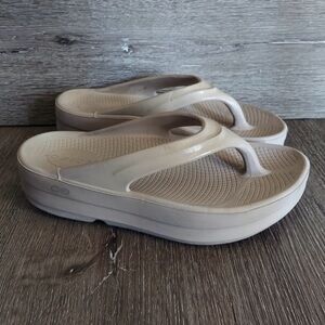 Oofos sandal/flip flop